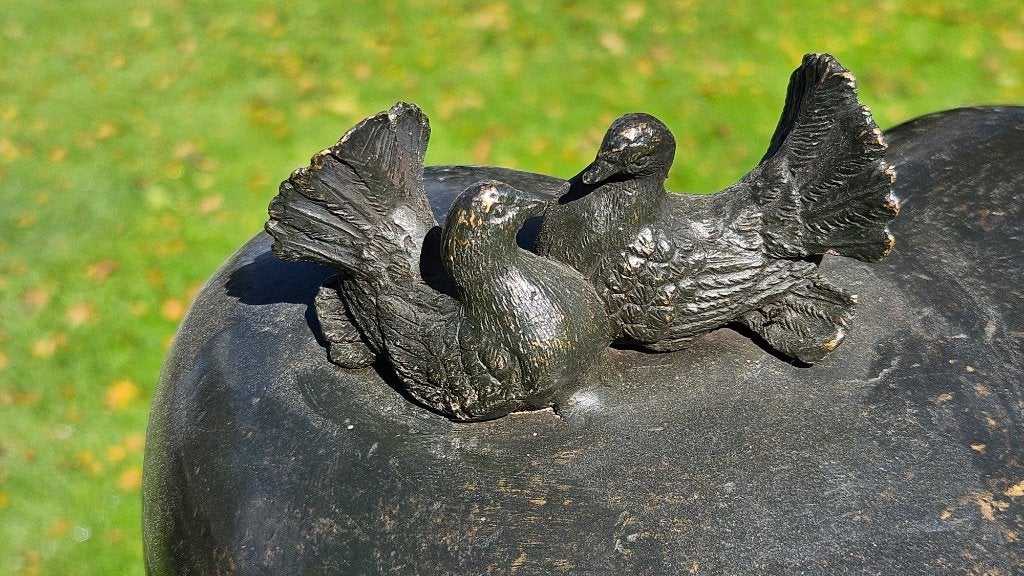 Grote BRONZEN URN / grafdecoratie / DUIVEN, Nieuw, Info@huisentuindecoratiemarie.nl, Huis en tuin decoratie marie, Peize