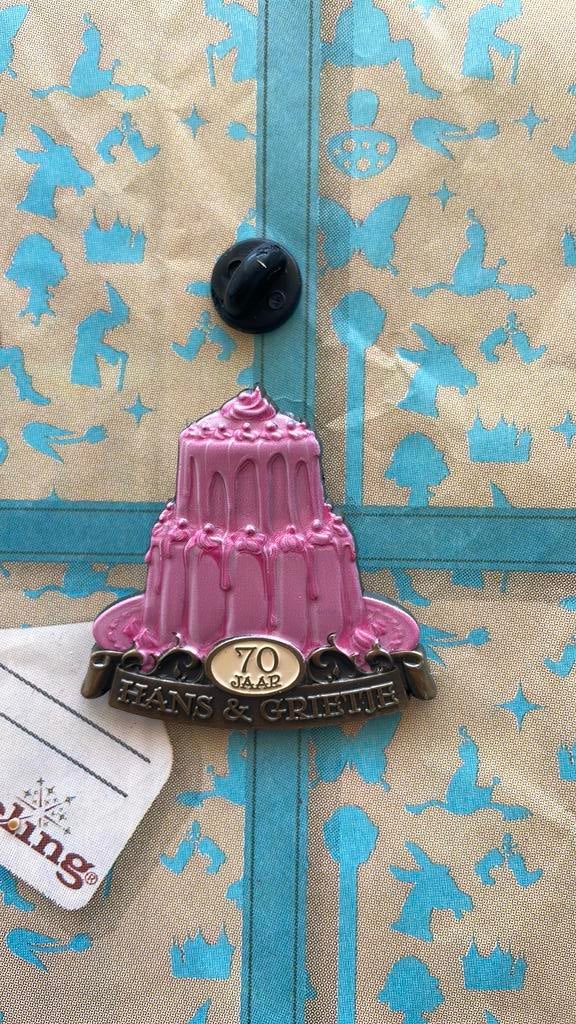 Efteling Hans en Grietje pin 50 jaar, Verzamelen, Efteling, Ophalen of Verzenden, Nieuw, Button of Speldje