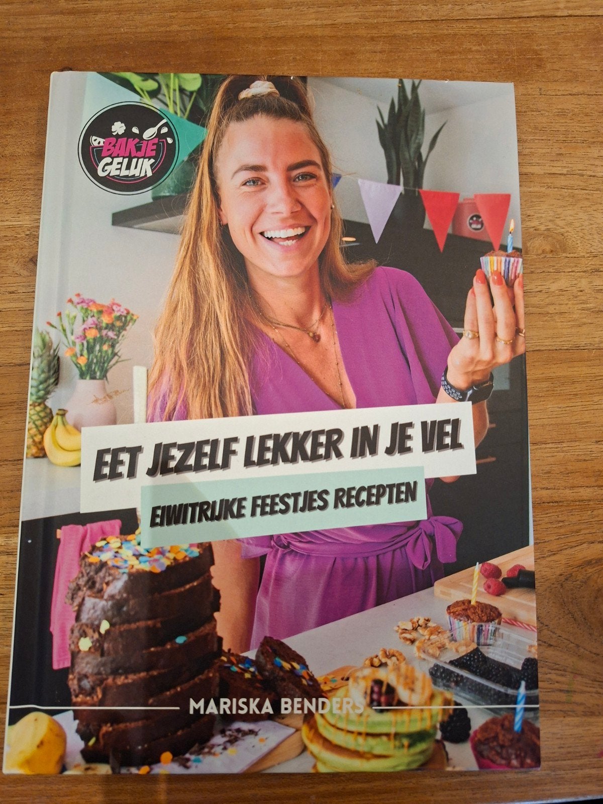 Bakje geluk - Eiwitrijke Feestjes Recepten, Taart, Gebak en Desserts, Mariska Benders, Ophalen of Verzenden, Zo goed als nieuw