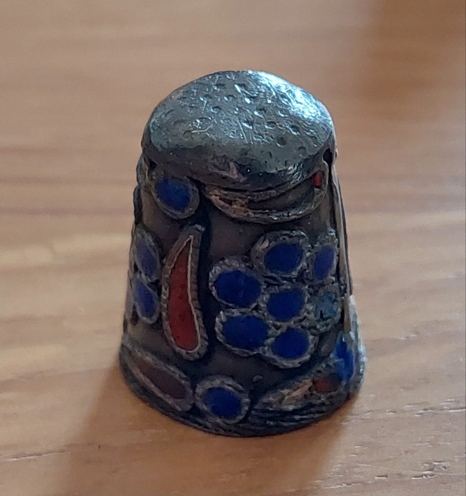 Vingerhoedje met cloisonné, Verzamelen, Ophalen of Verzenden, Gebruikt, Zilver, Reliëf