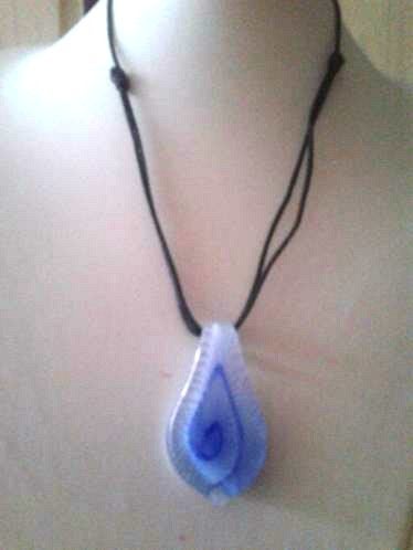Zwarte waxkoordketting met blauw/witte glashanger., Kunststof, Verstelbaar, Nieuw, Verzenden