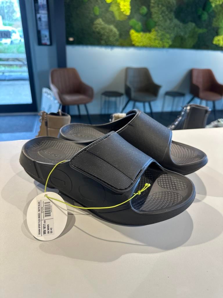 Nieuwe Oofos slipper, model ooah sport flex, maat 42, Kleding | Dames, Schoenen, Slippers, Verzenden, Zwart, Nieuw