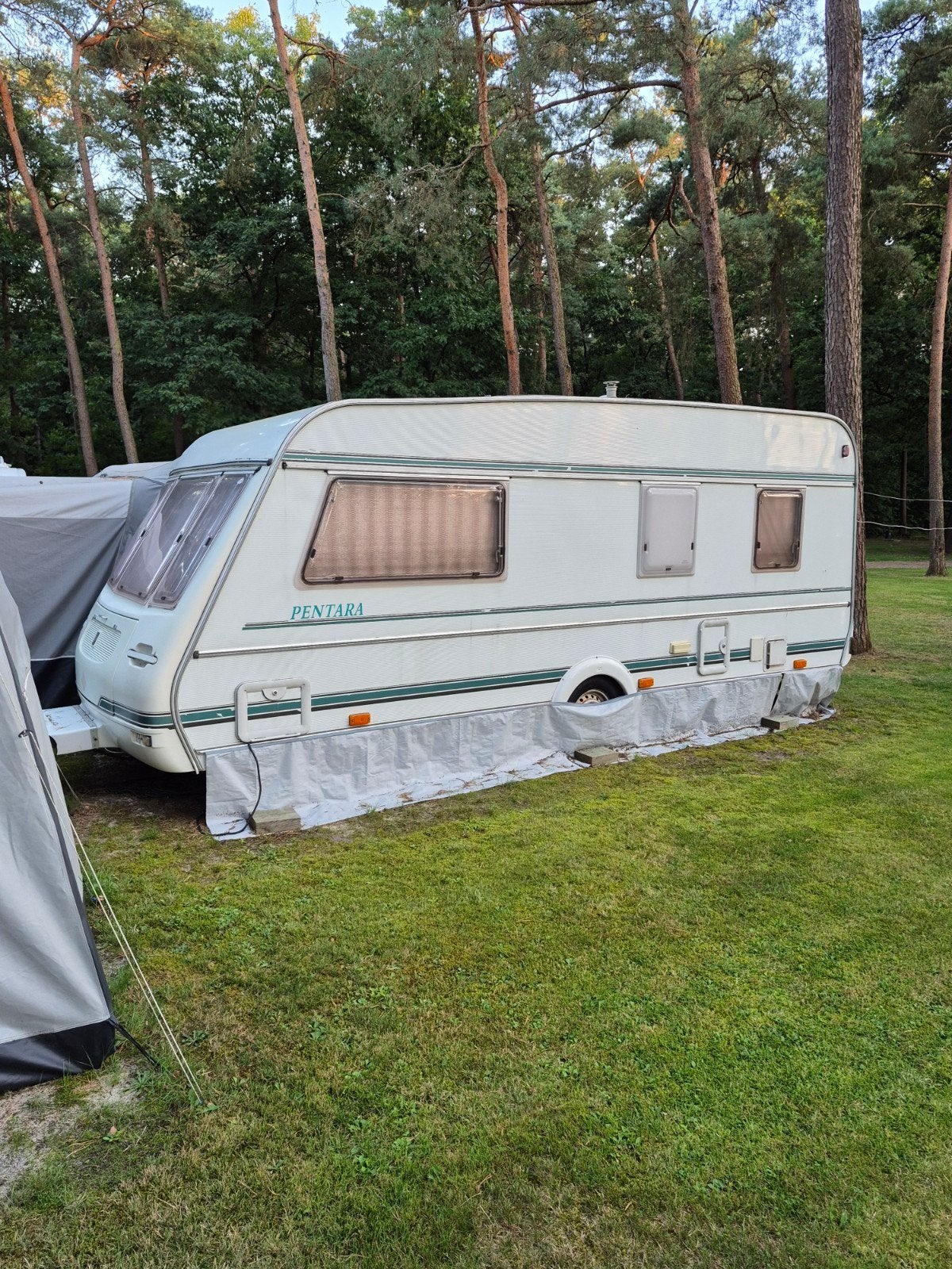 te koop tour Caravan ,met inboedel, staanplaats tot 30-9, Caravans en Kamperen, Overige merken, Rondzit, Ringverwarming, 750 - 1000 kg