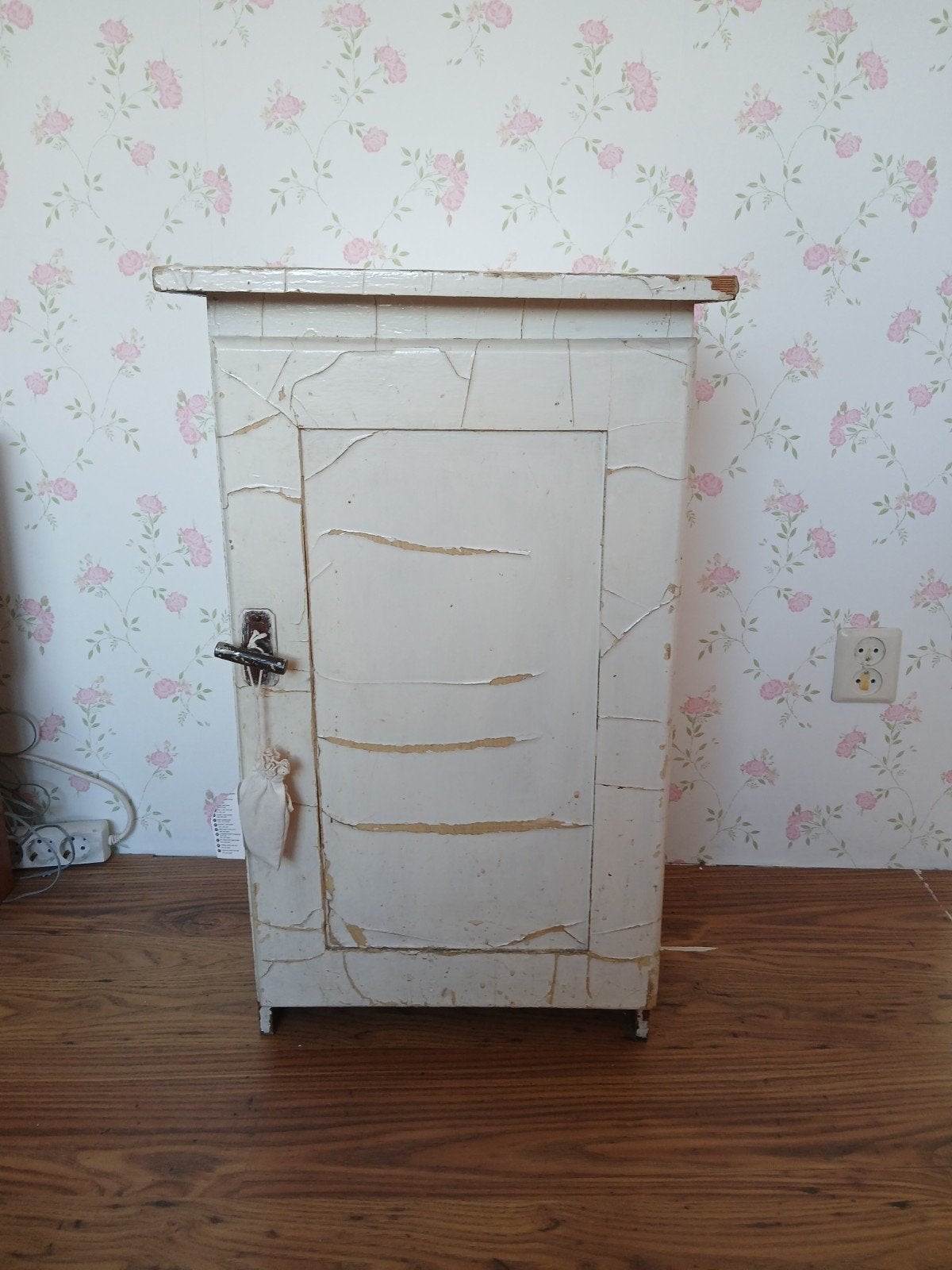 Brocante Grenen Kastje Wit met Draaislot en Planken, Ophalen of Verzenden