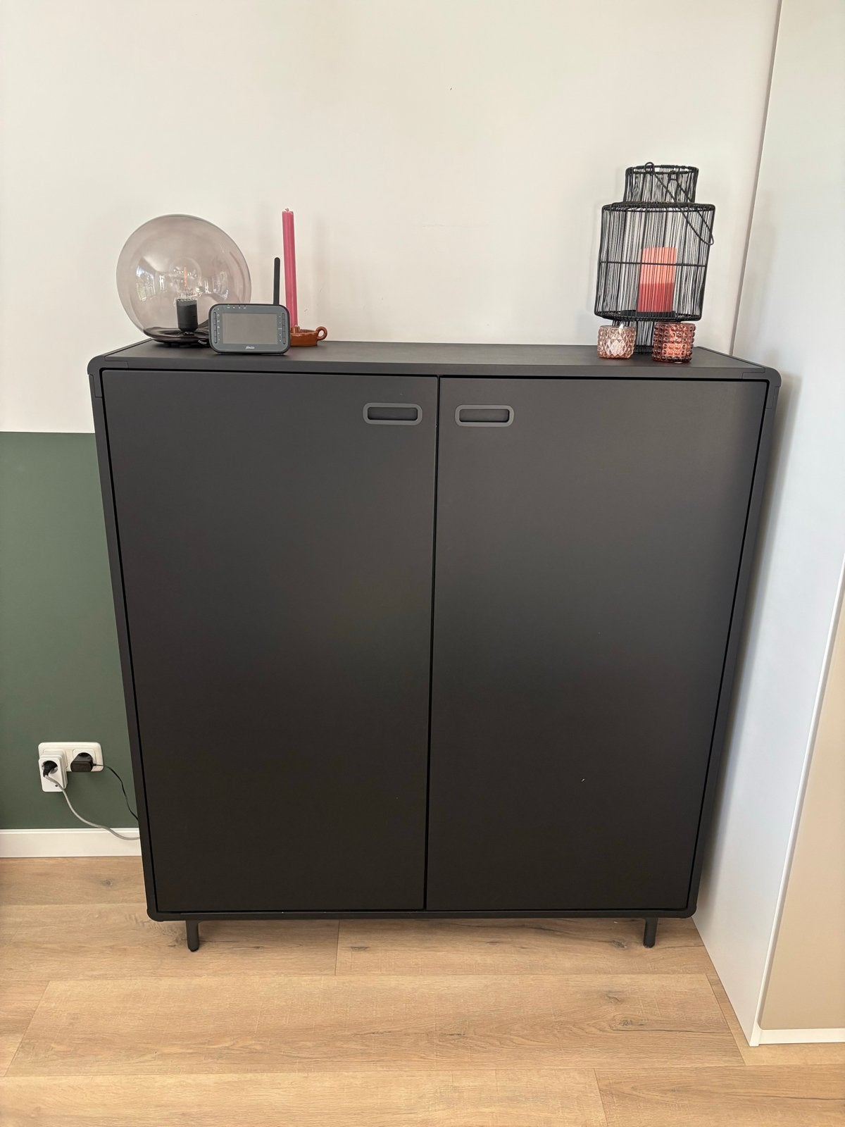 Stijlvolle zwarte kast merk Artifort, Ophalen, Gebruikt, 100 tot 150 cm, 25 tot 50 cm