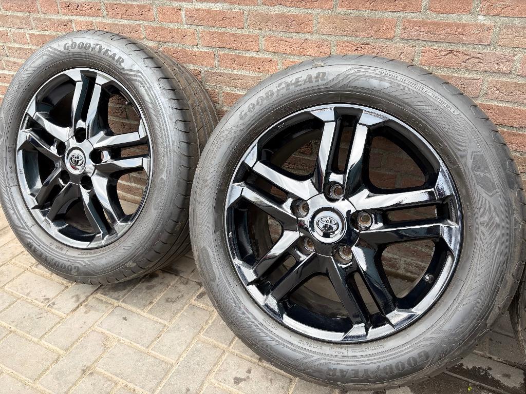 Originele 20 Inch Landcruiser V8 Velgen + Als nieuwe banden, Auto-onderdelen, Ophalen, Gebruikt, 285 mm, Banden en Velgen
