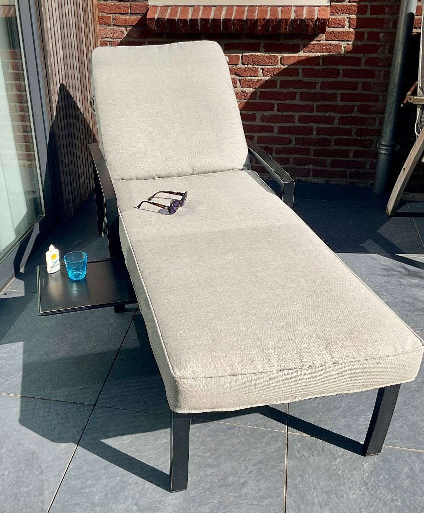 Luxe ligbed met uitschuiftafel + dik Hartman kussen (10cm), Ophalen, Zo goed als nieuw, Aluminium, Verstelbaar