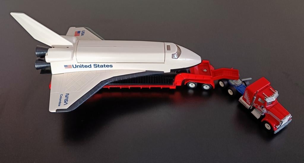 Siku Peterbilt dieplader met NASA Space Shuttle 1:55, Hobby en Vrije tijd, Modelauto's | 1:50, Ophalen of Verzenden, Zo goed als nieuw