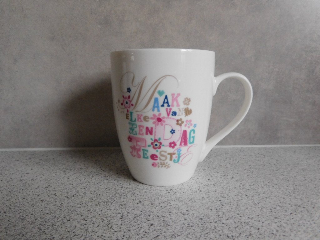 Mok 250 ml. Maak van elke dag een feestje Ronald Mc.YVON, Huis en Inrichting, Keuken | Servies, Overige merken, Ophalen of Verzenden