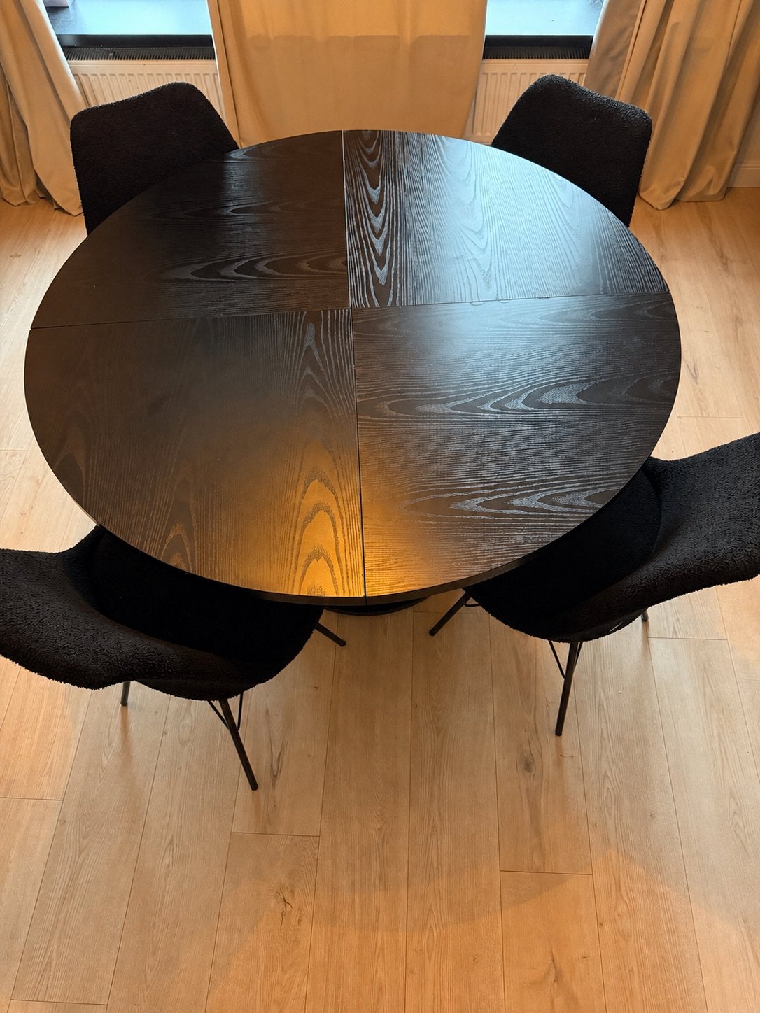 Ronde eettafel van donker hout met 4 stoelen, Ophalen, Gebruikt, 100 tot 150 cm, Rond