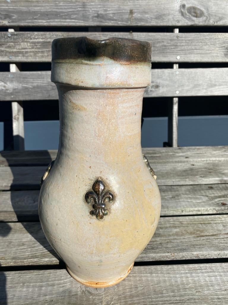 Vintage Aardewerken Kruik met Fleur de Lis Decoratie, Ophalen of Verzenden