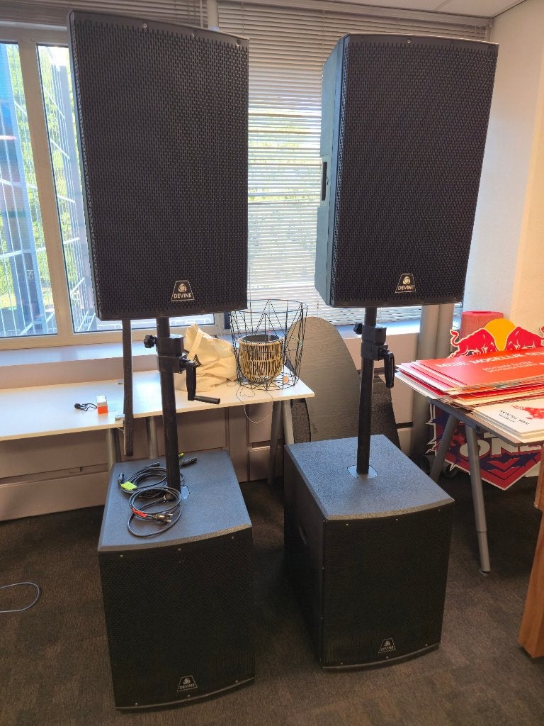 Devine 15inch PA set 2X subwoofers/tops incl. accessoires, Speakerset, Zo goed als nieuw, AUX-ingang, Ophalen