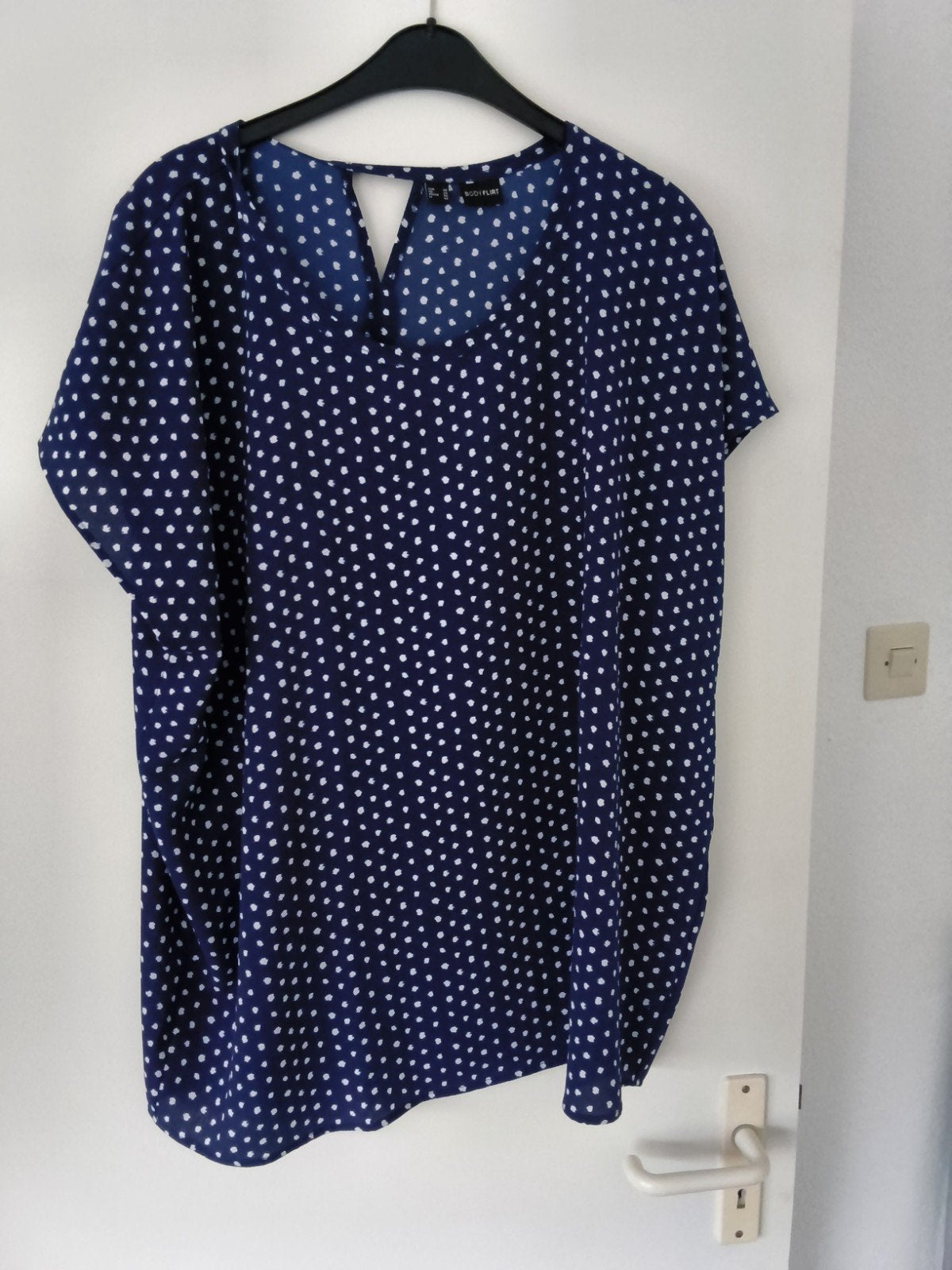 Blauw wit gestippeld shirt met korte mouw - Maat 46, Kleding | Dames, Ophalen of Verzenden