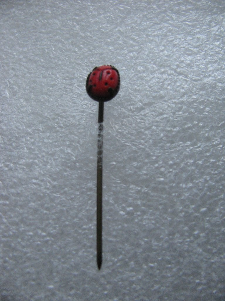 Oud Speldje met Lieveheersbeestje - 3.5 cm, Verzamelen, Verzenden, Gebruikt, Dier of Natuur, Speldje of Pin