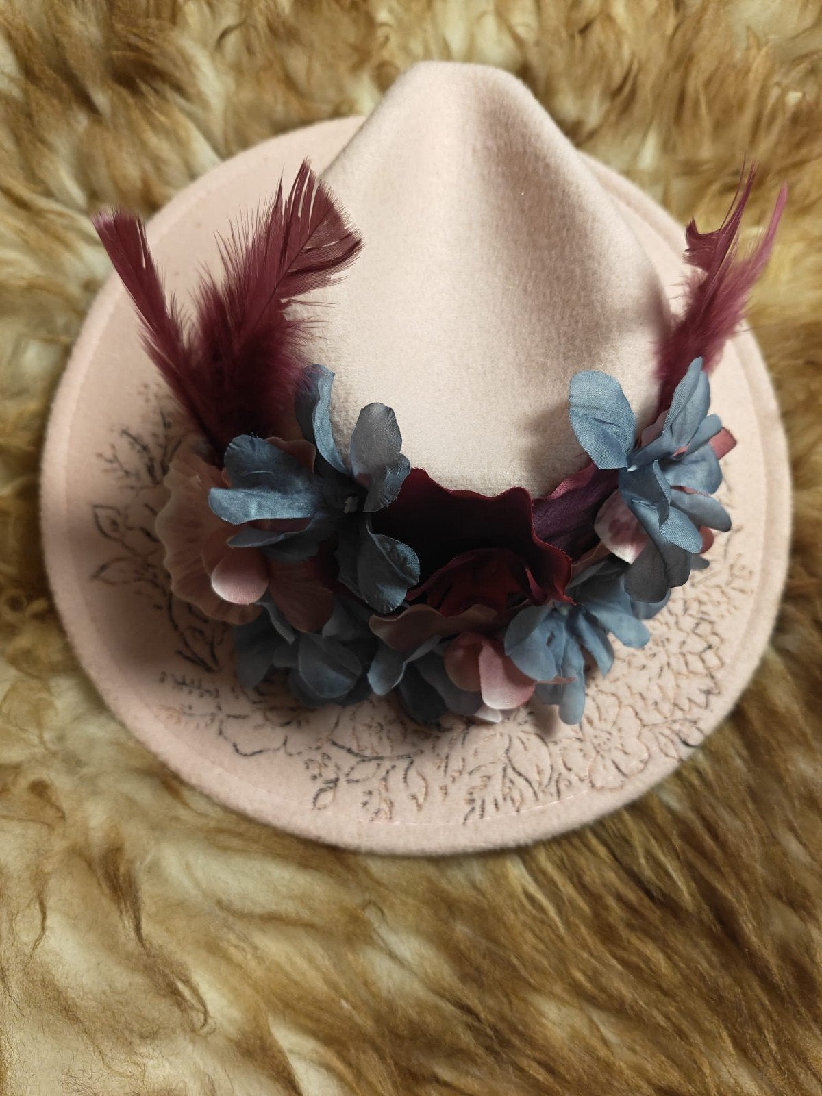 Roze hoed met bloemen en veren, Hoed, Nieuw, Onbekend, One size fits all