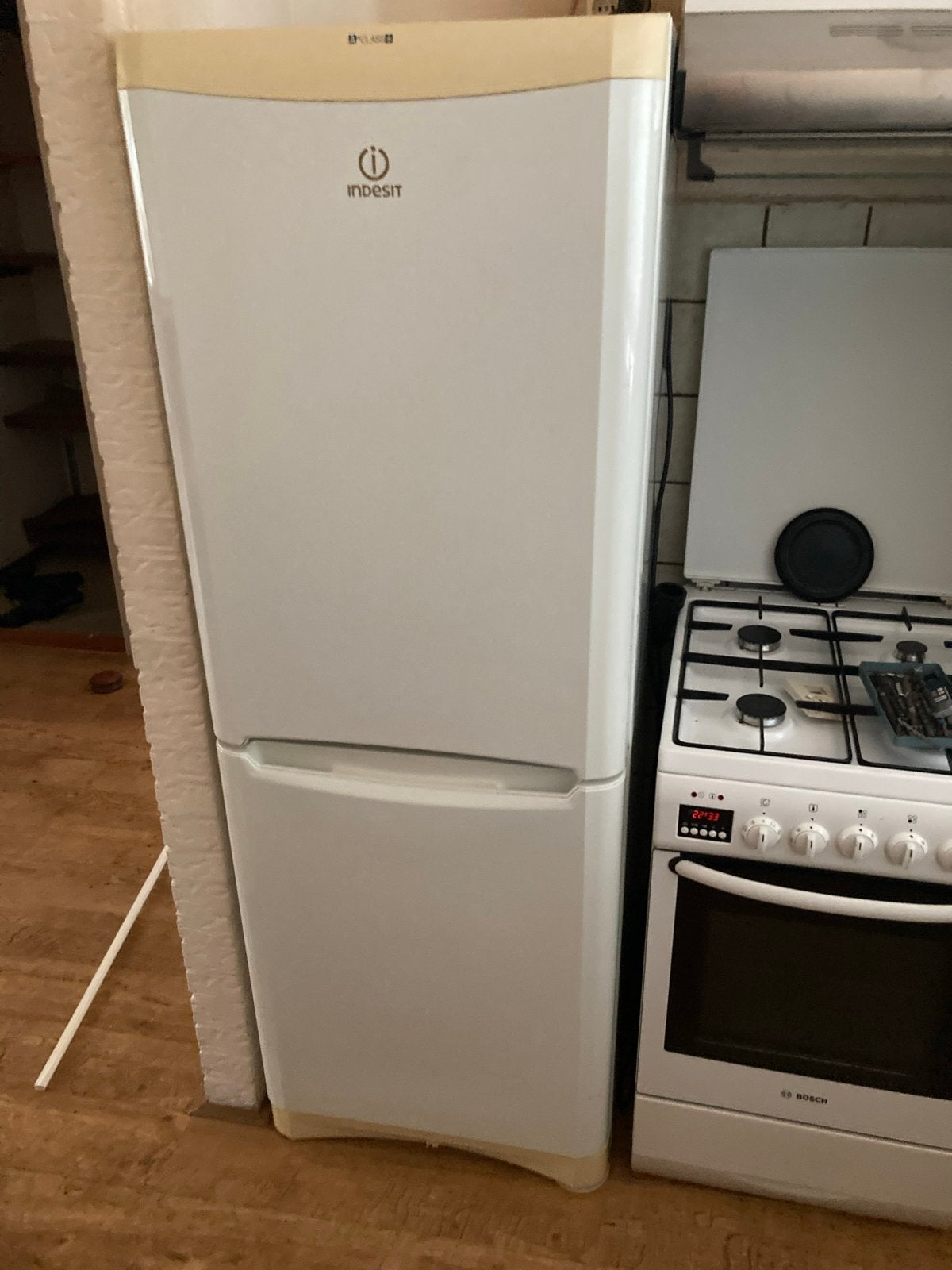 Indesit Koel-vriescombinatie voor camping/studentenhuis, Ophalen, Gebruikt, 60 cm of meer, Met aparte vriezer