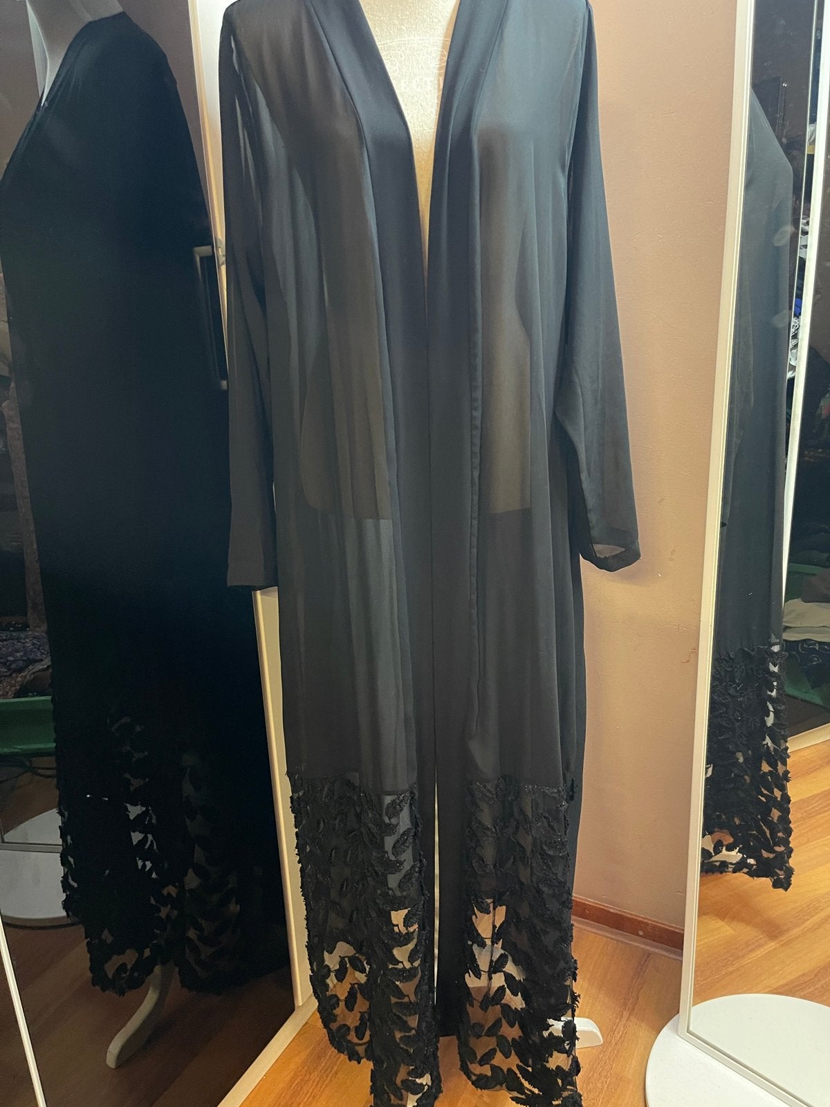 Zwarte kimono abaya met geborduurde bladeren, Zwart, Zo goed als nieuw, Onder de knie, Ophalen