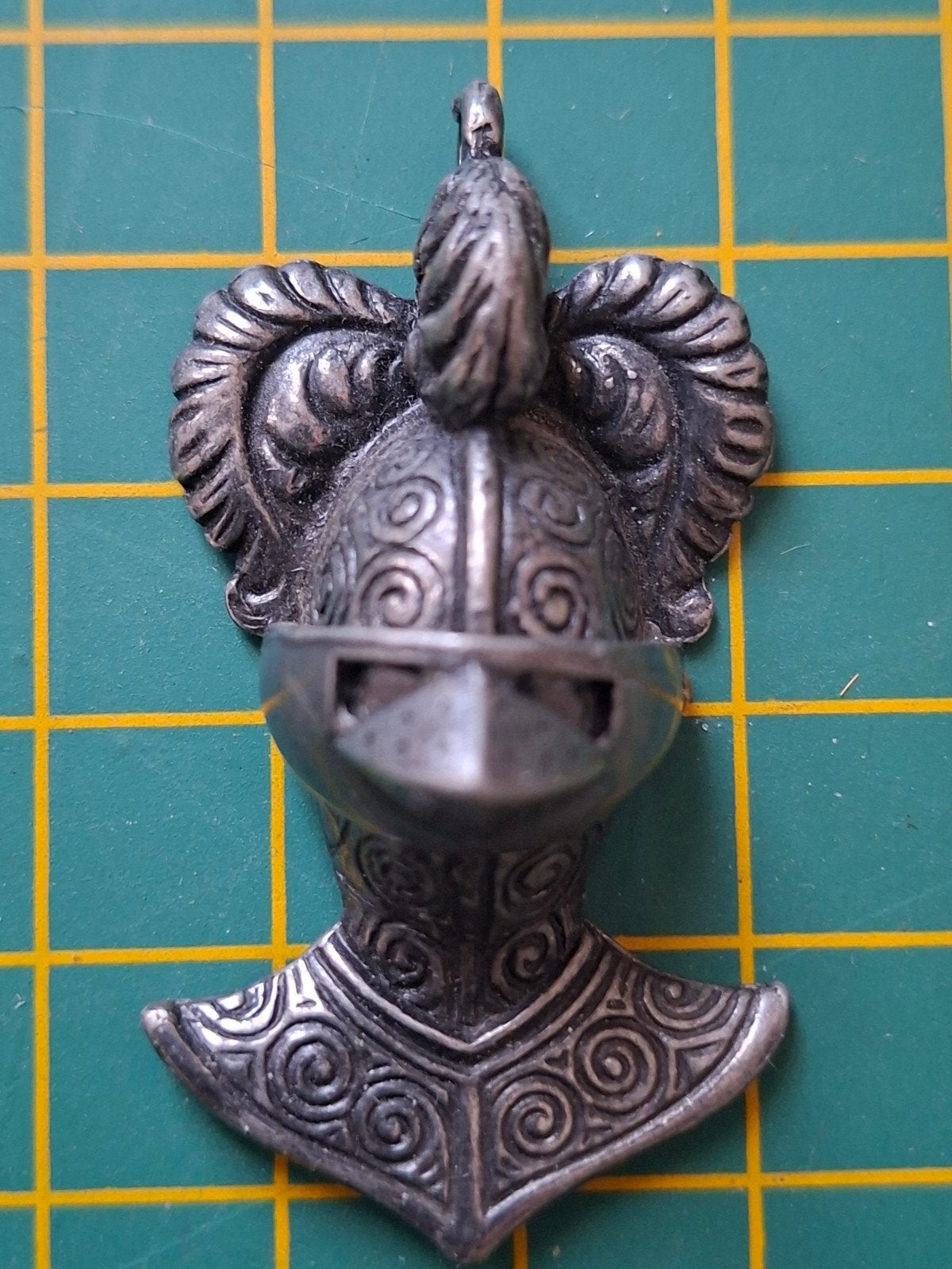 Ketting hanger afbeelding Ridders helm., Overige materialen, Gebruikt, Overige voorstellingen, Ophalen of Verzenden