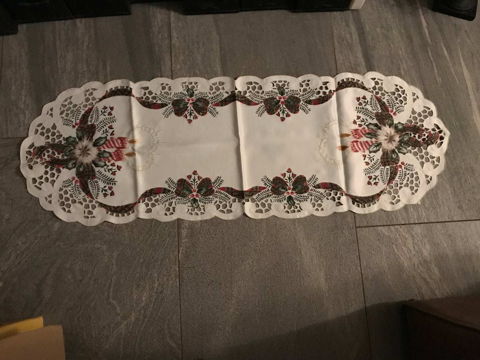 Kerst tafelloper met kaarsen en hulstmotief, Huis en Inrichting, Tafelkleden, Zo goed als nieuw, Rechthoek, Tafelloper, Meerkleurig