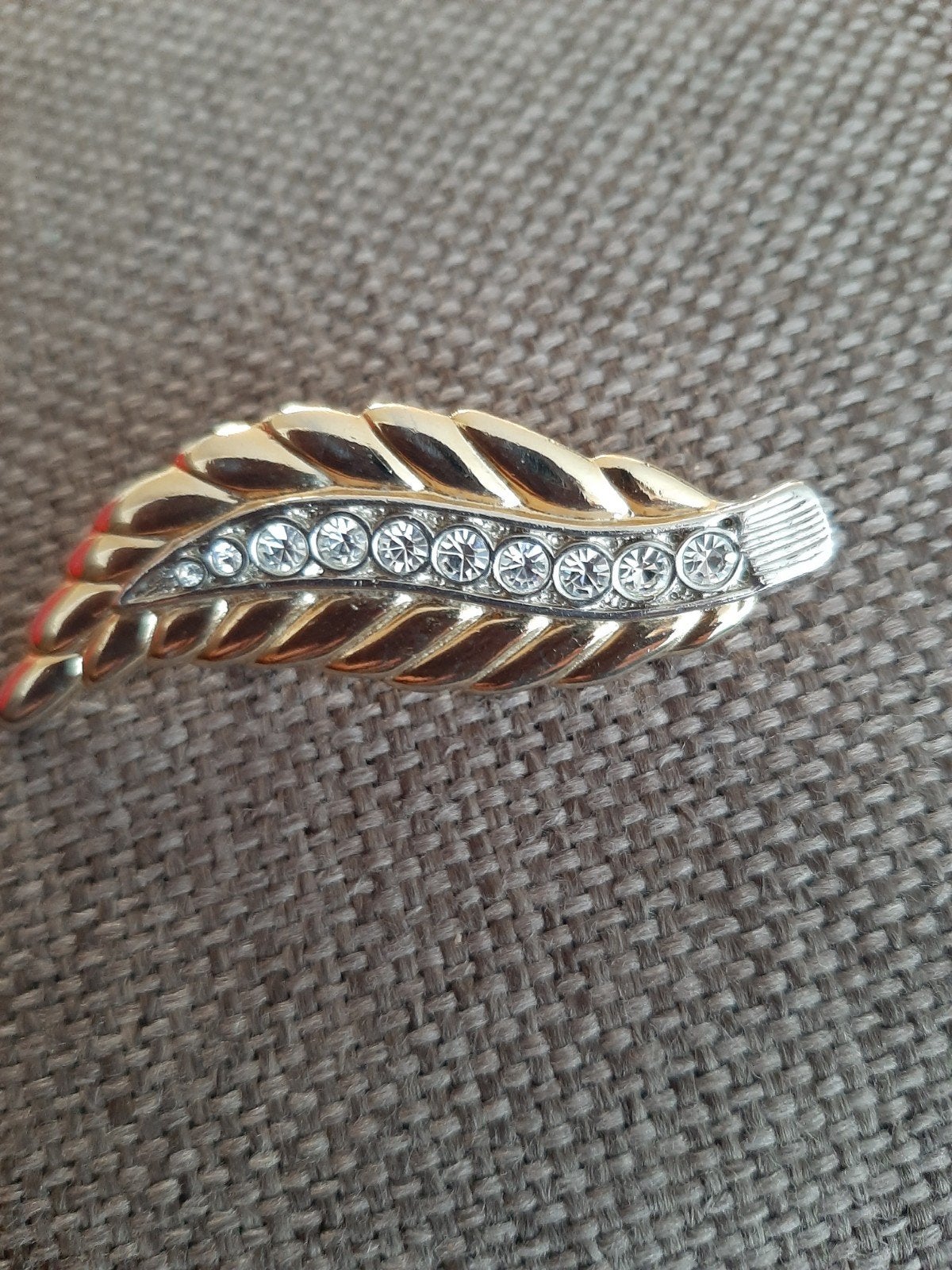 Mooie goudkleurige broche met steentjes, 5 cm, Sieraden, Tassen en Uiterlijk, Broches, Ophalen of Verzenden