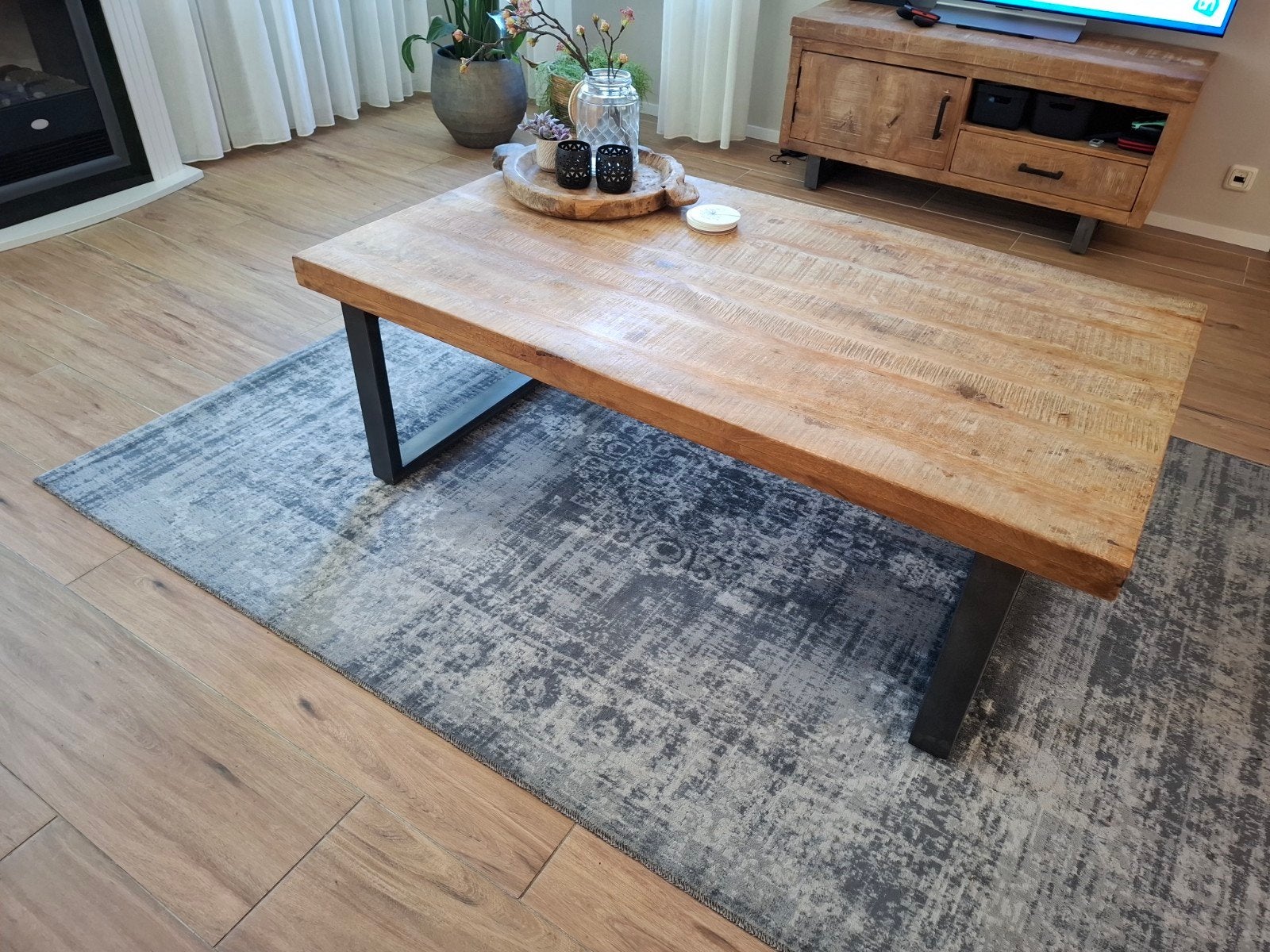 Salontafel 140 x 80 van mangohout met metalen onderstel, 100 tot 150 cm, Industrieel, Landelijk, 50 tot 100 cm, Zo goed als nieuw