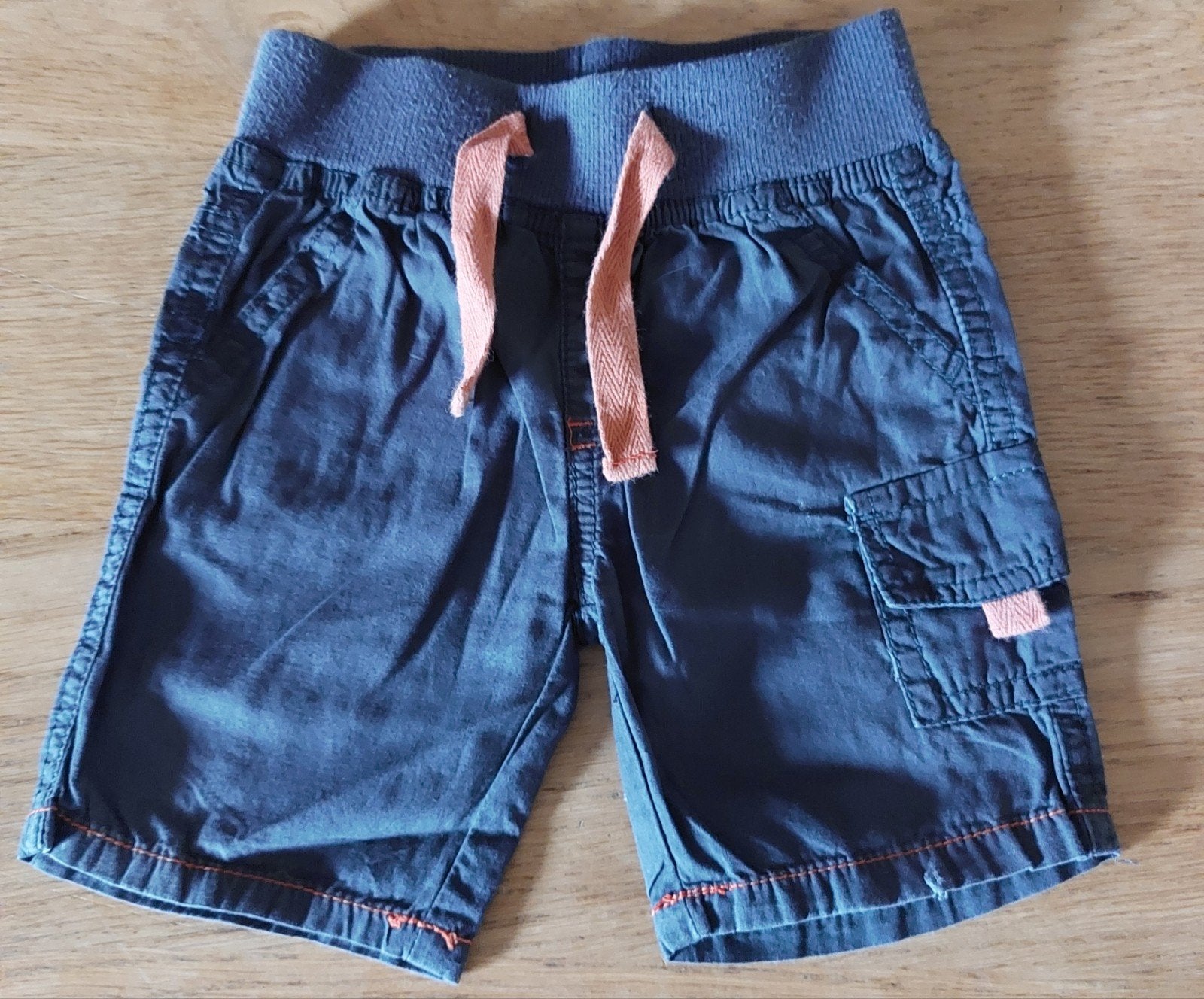 Stoere korte broek maat 74, Kinderen en Baby's, Babykleding | Maat 74, Ophalen, Broekje, Zo goed als nieuw, Onbekend