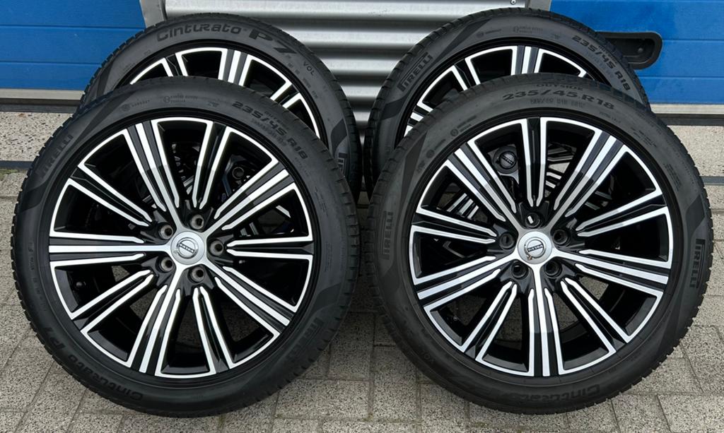 Zgan set 18 inch Volvo velgen 235-45-18 zomerbanden S60,V60, Auto-onderdelen, Banden en Velgen, 18 inch, Gebruikt, Banden en Velgen