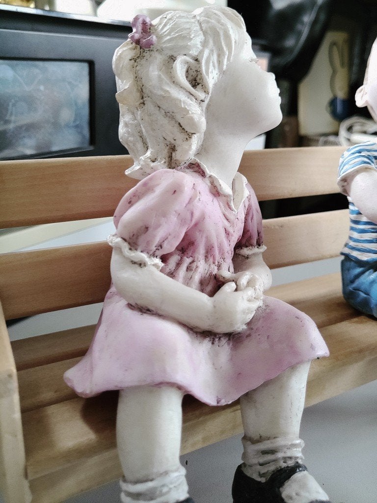 Curiosa beeld jongen en meisje zittend op bankje 21x8x17cm, Ophalen of Verzenden, Zo goed als nieuw, Mens