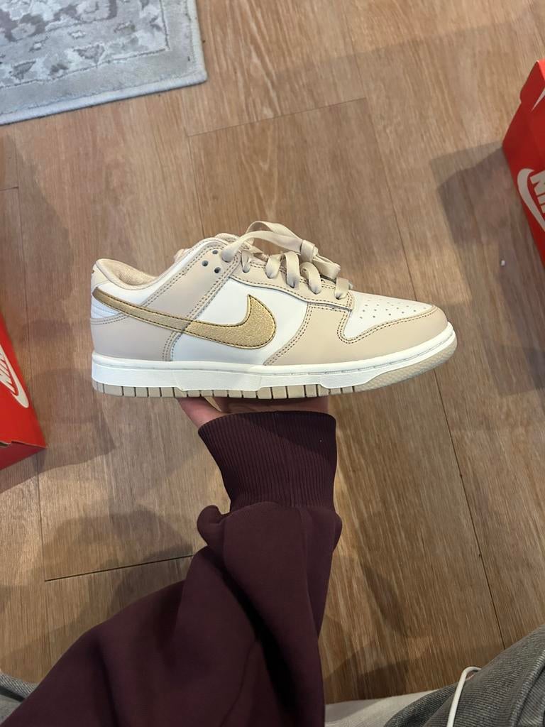 Nike dunk low metallic gold maat 38, Ophalen of Verzenden, Nieuw, Overige kleuren