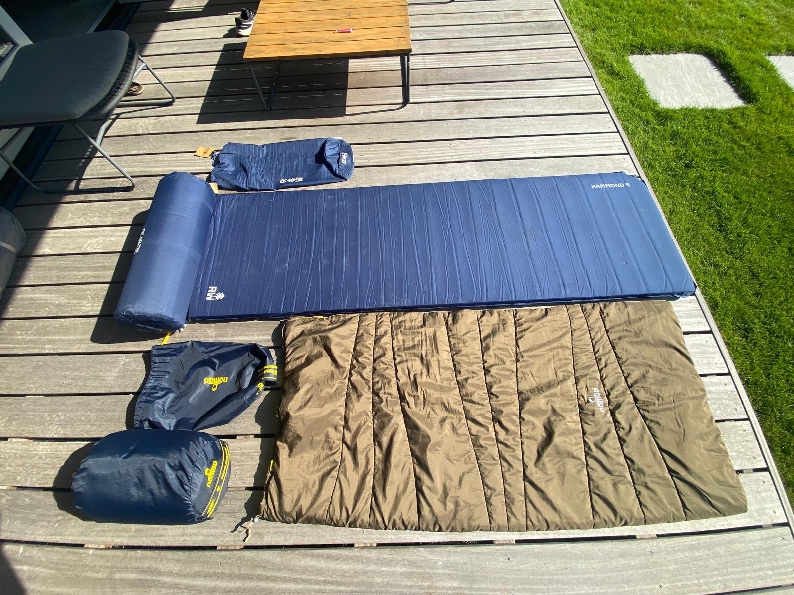 2xNomad junior slaapzak + 2xRedwood slaapmat(self inflating), Ophalen of Verzenden, Gebruikt