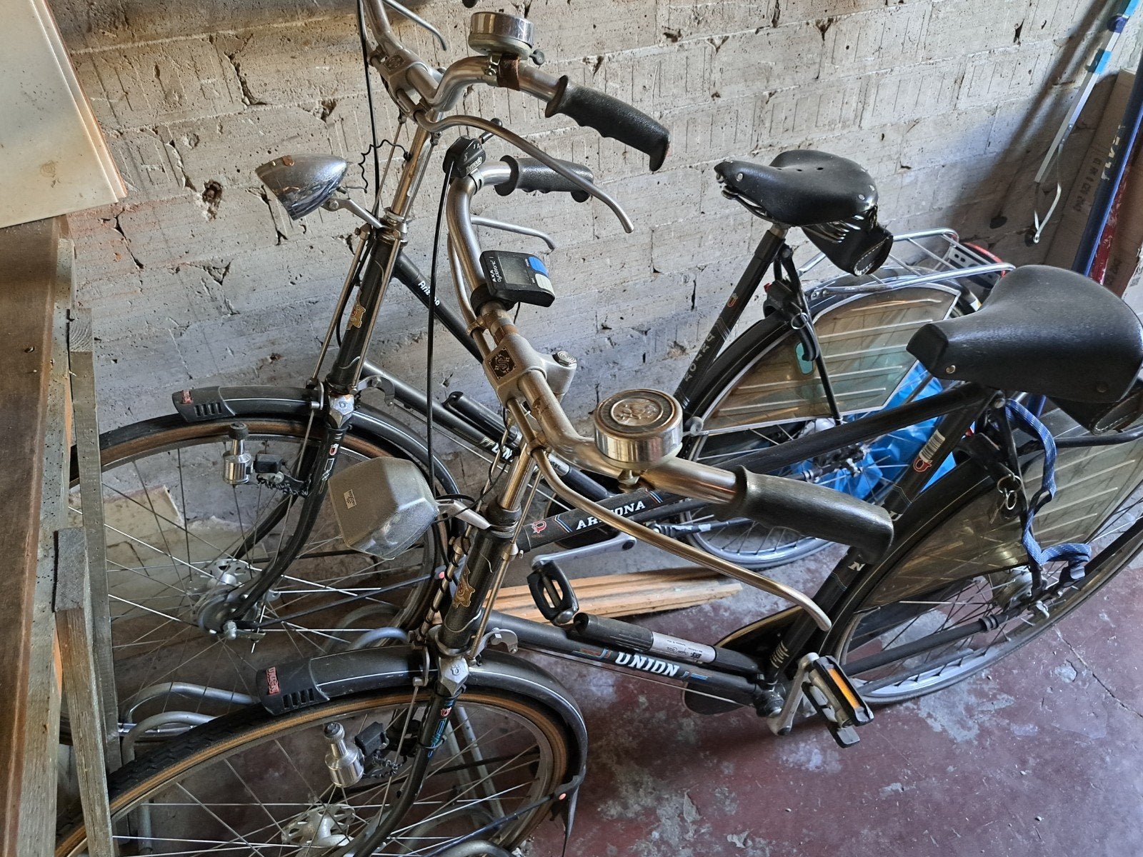 Damesfiets en herenfiets., Ophalen