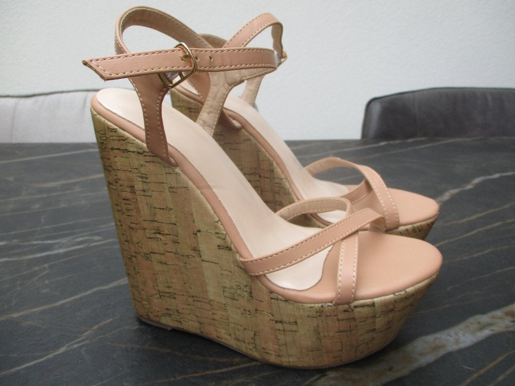 Sandalen met sleehak maat 36, Beige, Nieuw, Sandalen of Muiltjes, Ophalen of Verzenden