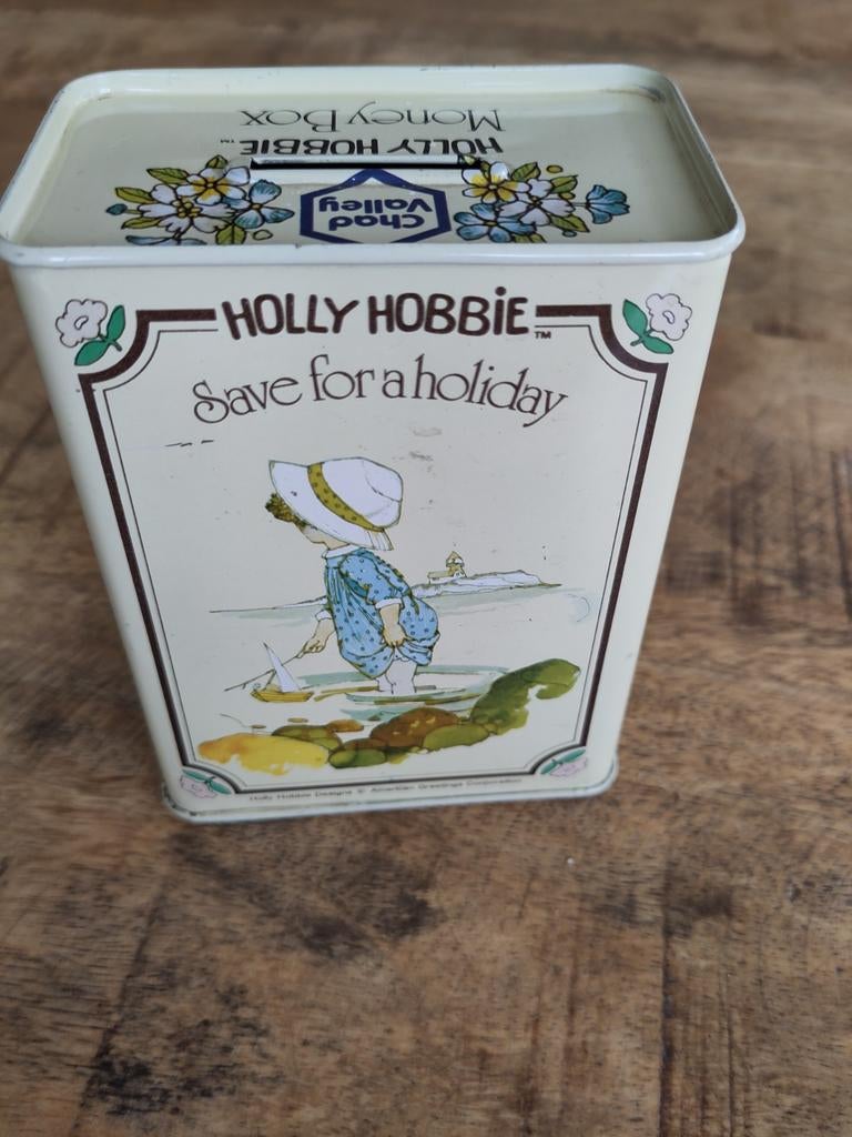 Vintage Holly Hobbie Spaarpot - Chad Valley 1977, Ophalen of Verzenden, Gebruikt, Metaal of Blik, Strip- of Tekenfilmfiguur