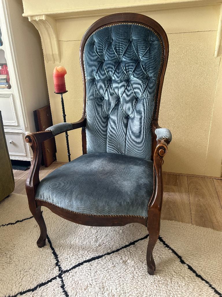 Prachtige klassieke fauteuil / troonstoel met blauw velour, Antiek en Kunst, Antiek | Meubels | Stoelen en Banken, Ophalen