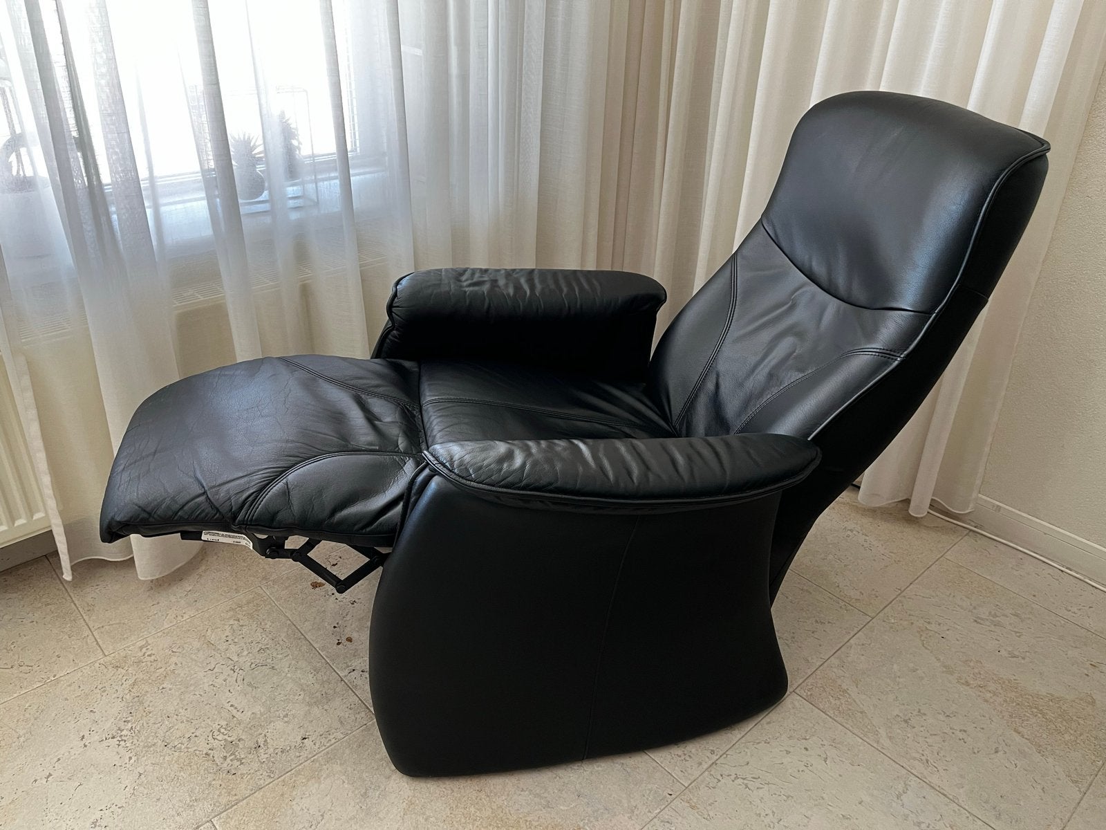 Zwarte leren relaxfauteuil, verstelbaar in twee standen, Huis en Inrichting, Fauteuils, Ophalen, Gebruikt, Leer, 75 tot 100 cm