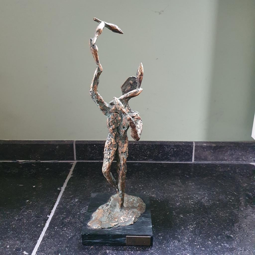 Bronzen sculptuur op natuurstenen sokkel van Joop Kissels., Antiek en Kunst, Ophalen of Verzenden
