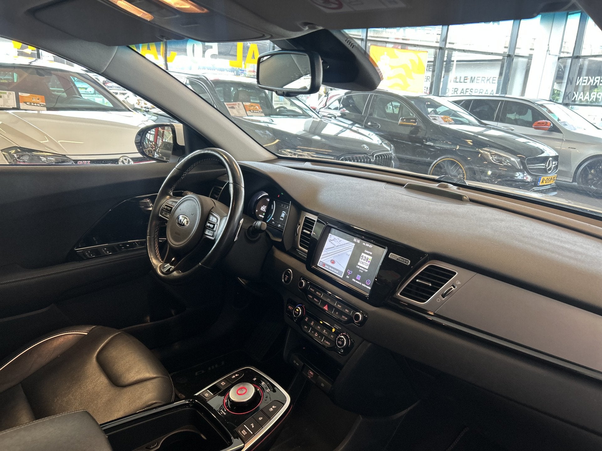 Kia e-Niro ExecutiveLine 64 kWh 100% Elektrisch | Adaptieve, Auto's, Kia, Zwart, 1712 kg, Met garantie (alle), Wit