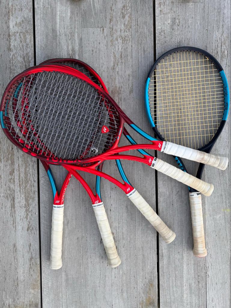 3x Yonex V-core V3 100 (300g) tennisrackets - Grip 1, Sport en Fitness, Tennis, Overige merken, Gebruikt, L1, Ophalen of Verzenden
