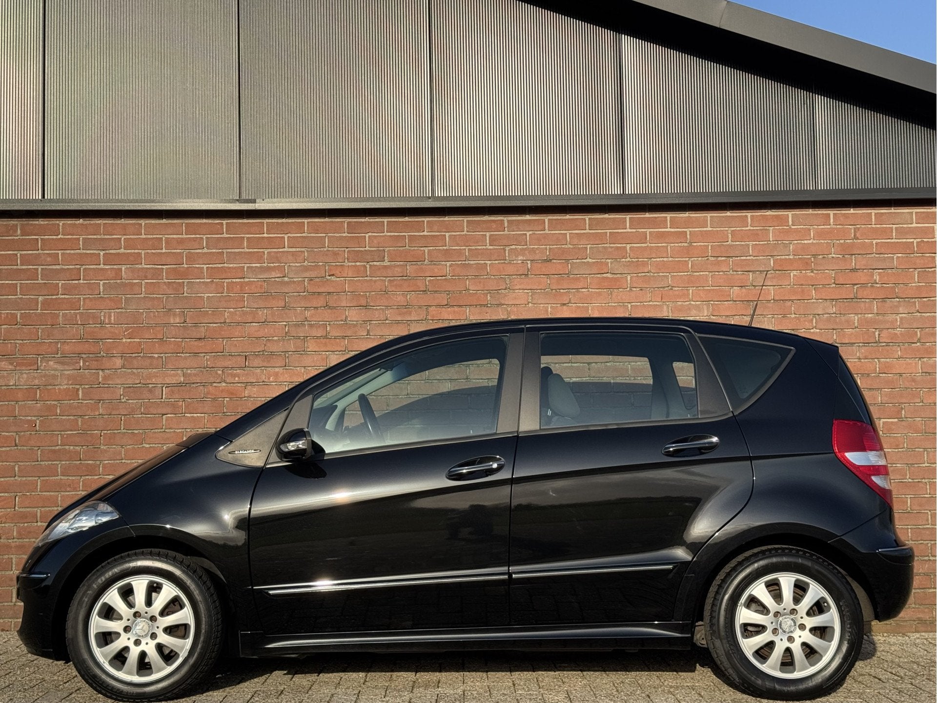 Mercedes-Benz A-Klasse 170 ELEGANCE | NL-AUTO! | AIRCO!, Auto's, Gebruikt, Zwart, 4 cilinders, Parkeersensor