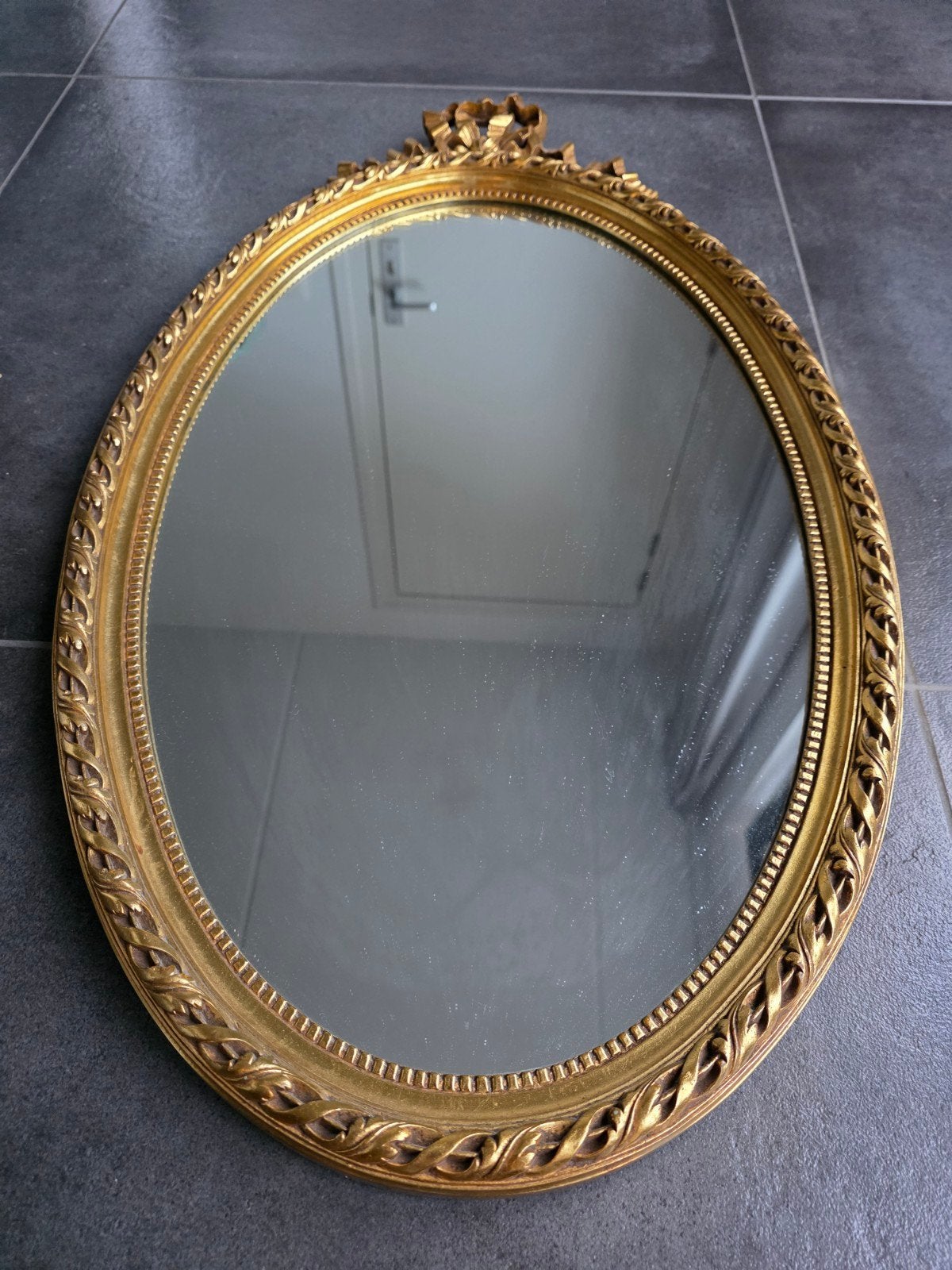 Vintage ovale spiegel met gouden lijst en strikdetails., Antiek en Kunst, Ophalen, Ovaal, Minder dan 50 cm, Minder dan 100 cm