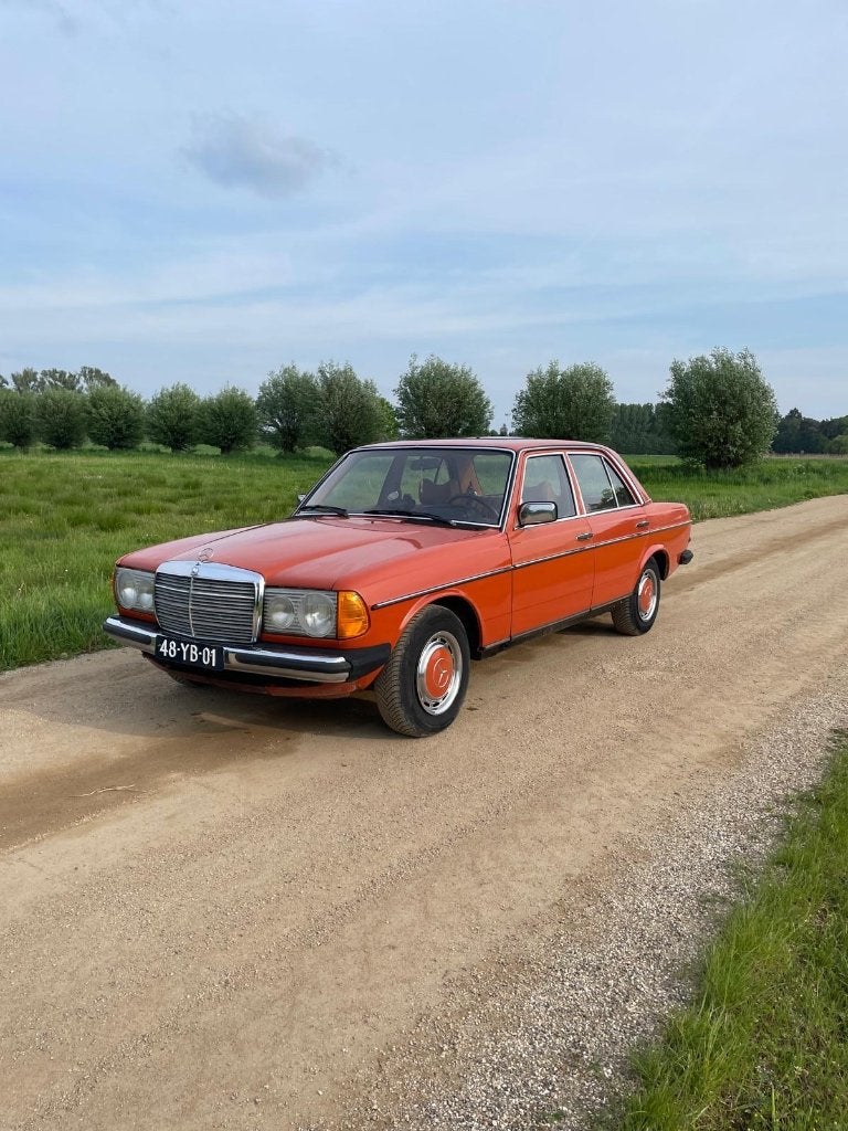 Mercedes-Benz 200-Serie 2.0 200 D 1977 Rood, Auto's, Achterwielaandrijving, 74 pk, Leder en Stof, Bruin