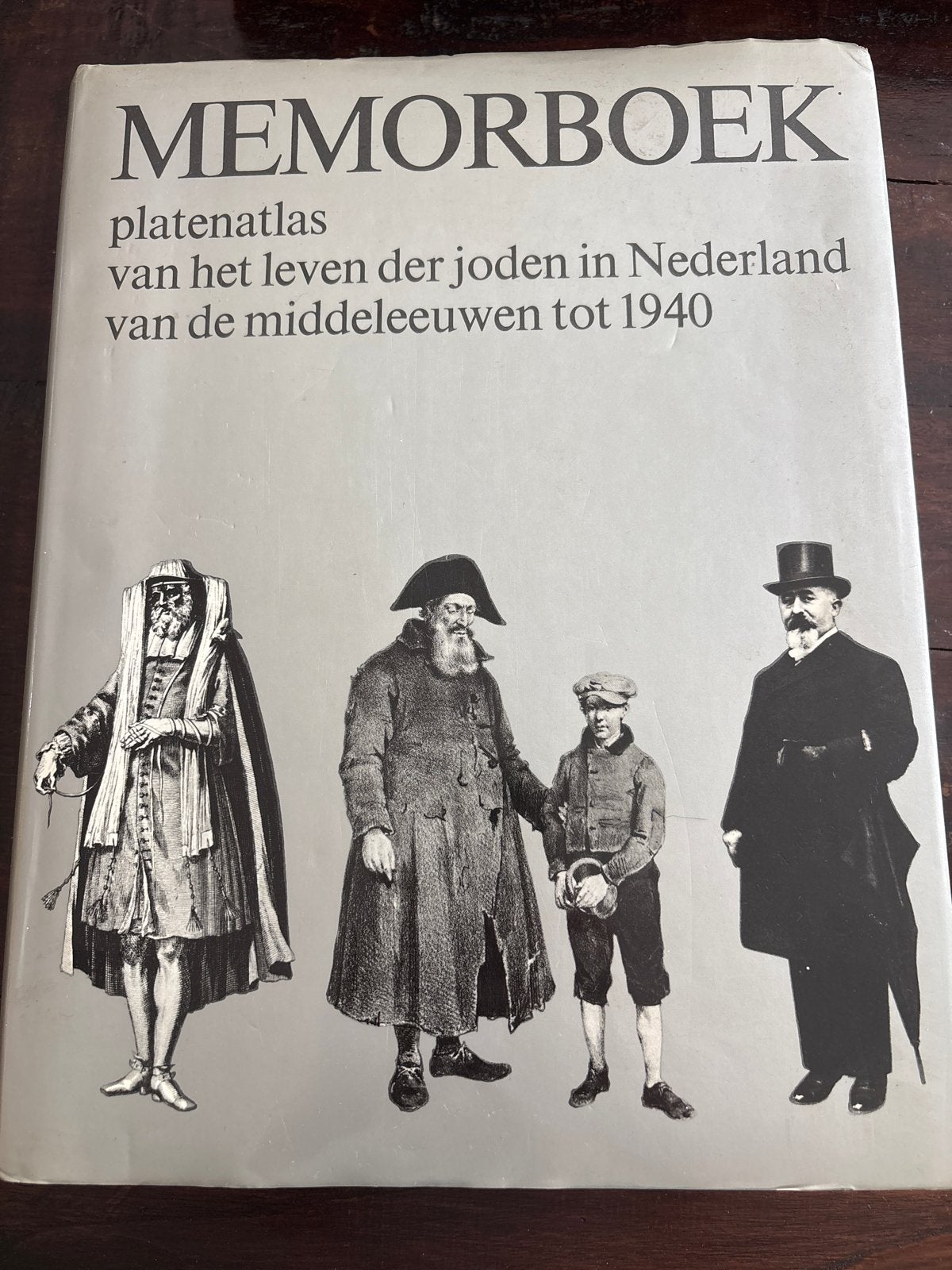 Memorboek – Platenatlas van het leven der Joden in Nederland, Ophalen of Verzenden, Gelezen