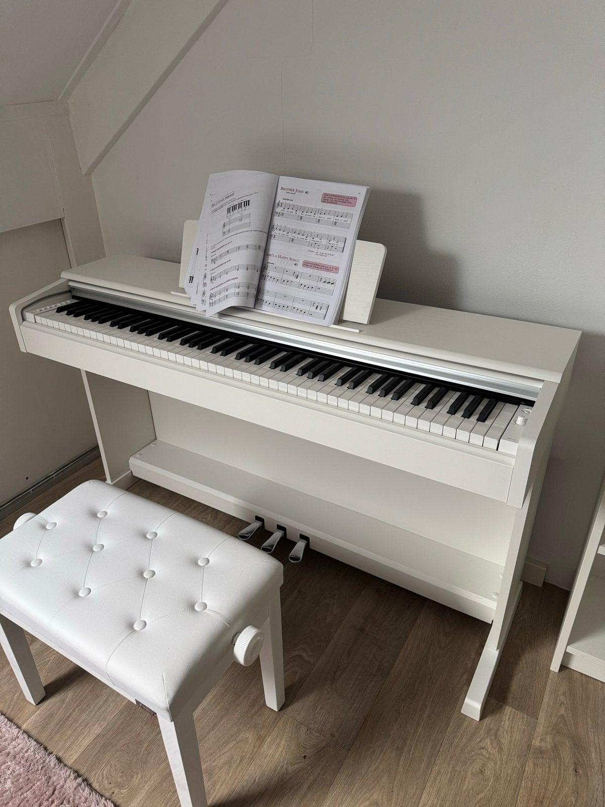 Witte Yamaha Arius YDP-105 digitale piano met kruk, Muziek en Instrumenten, Ophalen, Wit, Digitaal, Nieuw