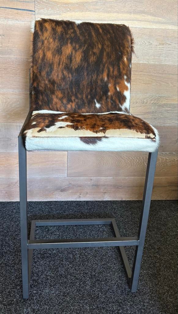 6 Hoge barstoelen met koeienhuid, Ophalen, Met voetsteun, Leer, 90 cm of meer