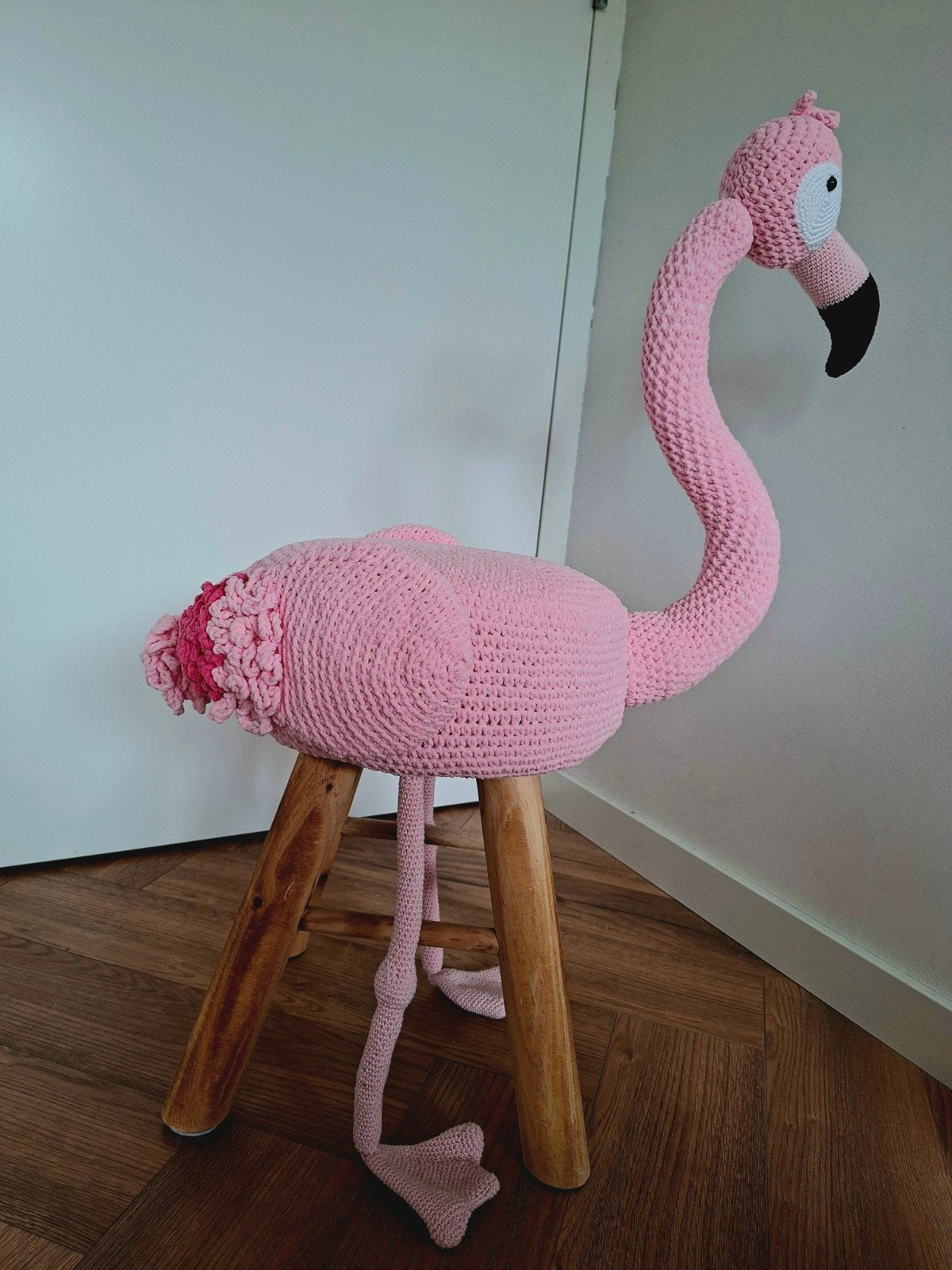 Unieke gehaakte flamingo dierenkruk - Handgemaakt, Ophalen of Verzenden, Zo goed als nieuw, Hout