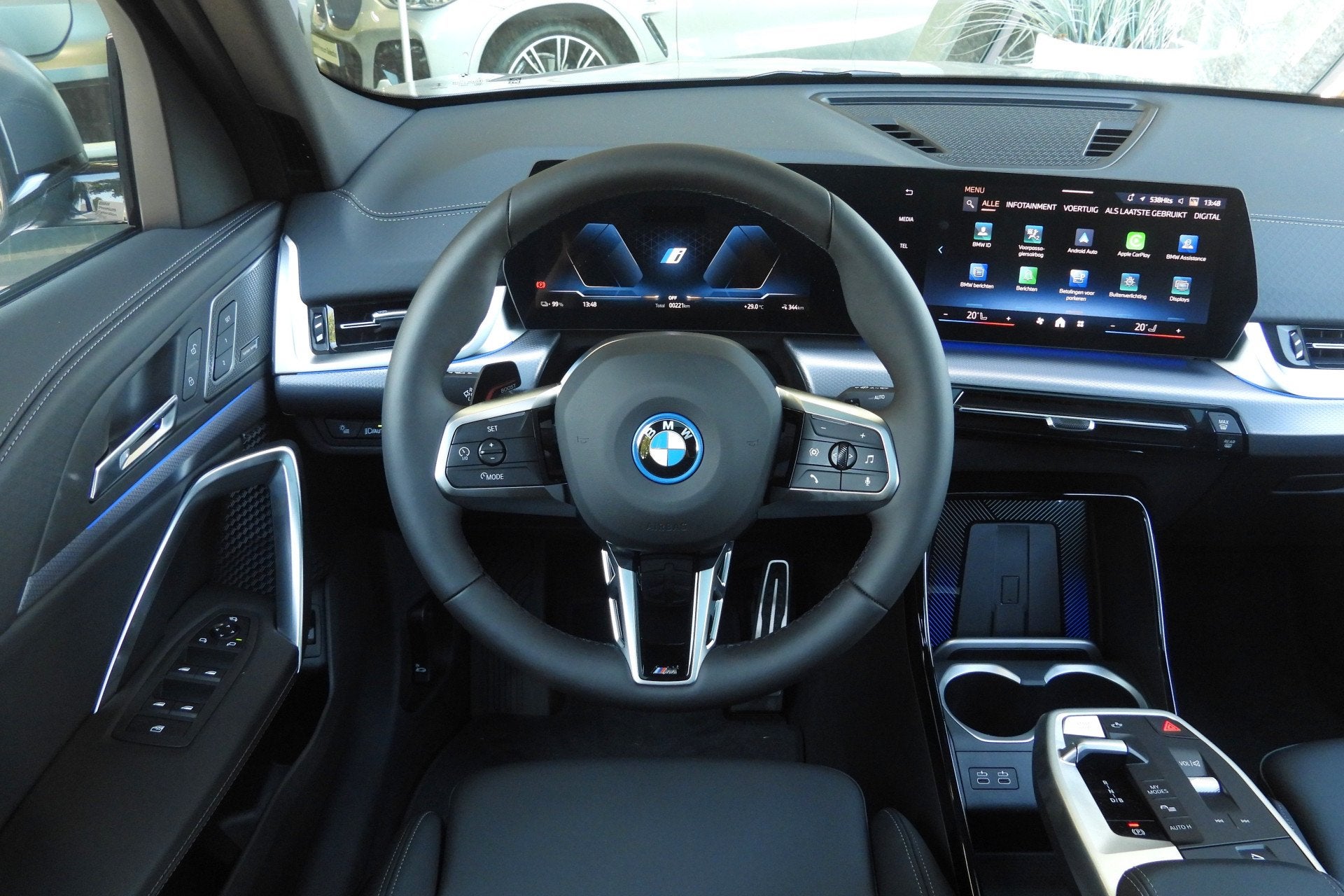 BMW iX2 xDrive30 M Sport / Panoramadak / Achteruitrijcamera, Auto's, BMW, Dealer onderhouden, IX2, Zwart, Met garantie (alle)