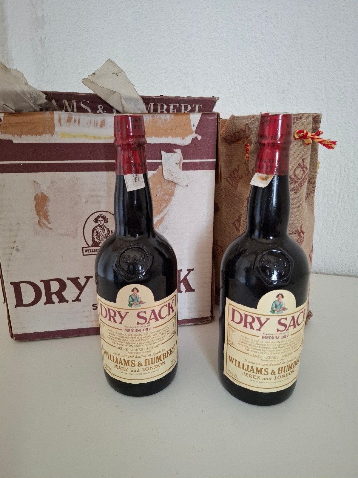 Vintage Dry Sack Sherry Williams & Humbert - 2 flessen, Verzamelen, Wijnen, Ophalen, Spanje, Overige typen, Zo goed als nieuw