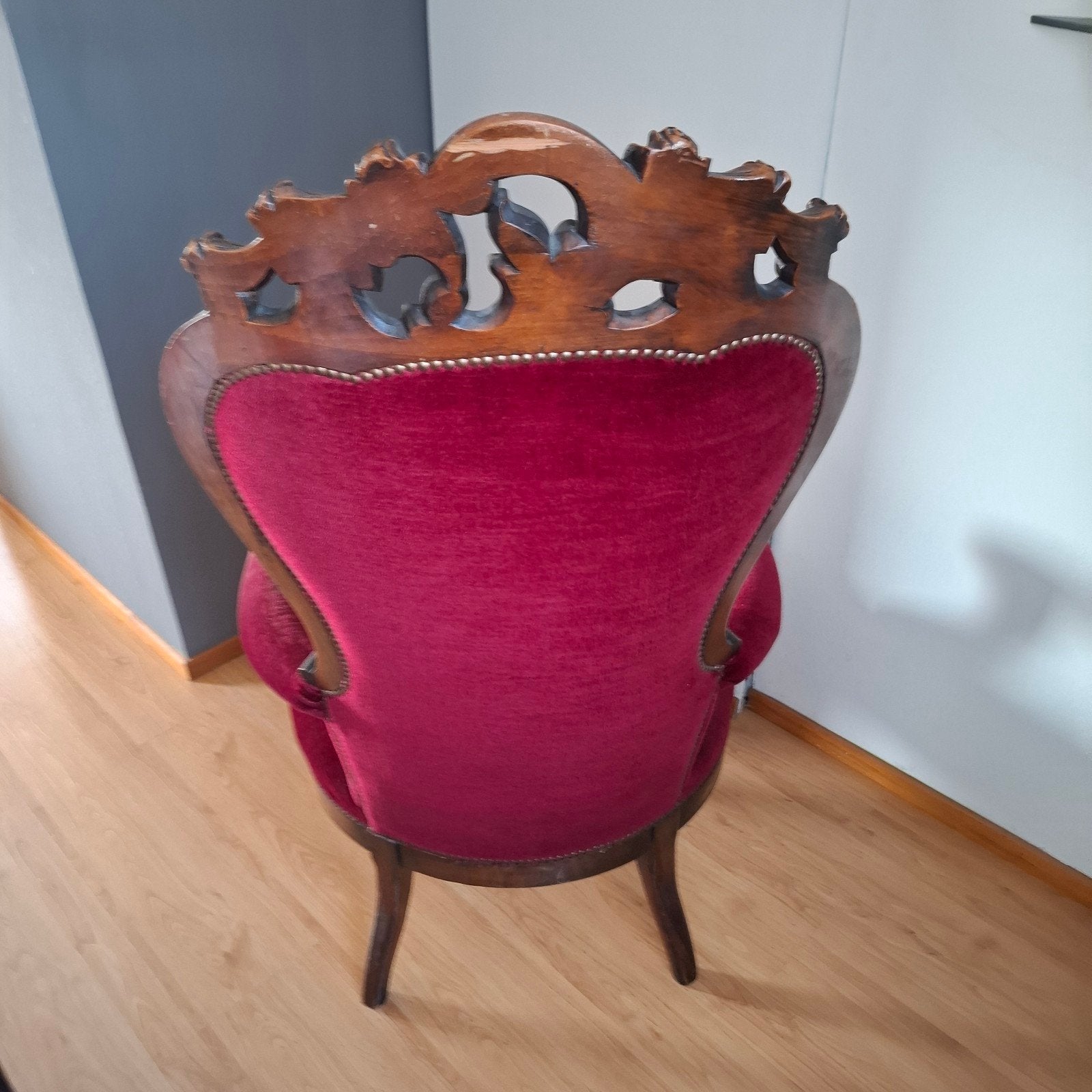 Antieke fauteuil met rood fluweel, Ophalen