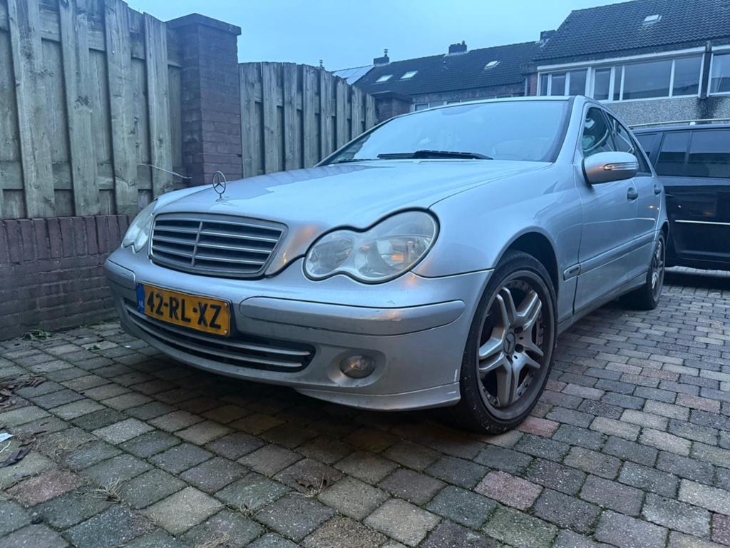 Mercedes-Benz C-Klasse 1.8 C180 Kompr Sedan 2005 Grijs, Auto's, Mercedes-Benz, C-Klasse, Benzine, D, Sedan, Handgeschakeld, Origineel Nederlands