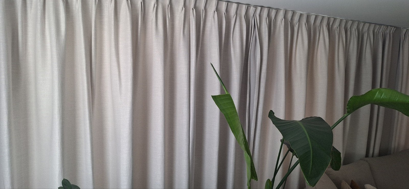 Mooie beige/zandkleur gordijnen, 246x500cm (3 delen), Huis en Inrichting, Stoffering | Gordijnen en Lamellen, Ophalen, Zo goed als nieuw